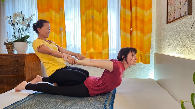 Thai Yoga Massage mit Dehnung der Arme